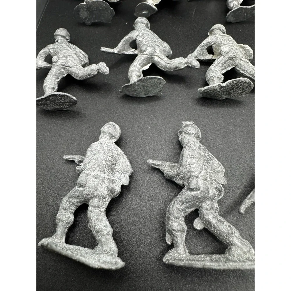 Lot Of 17 Vintage 1940 Metal Army Men -‎ 2